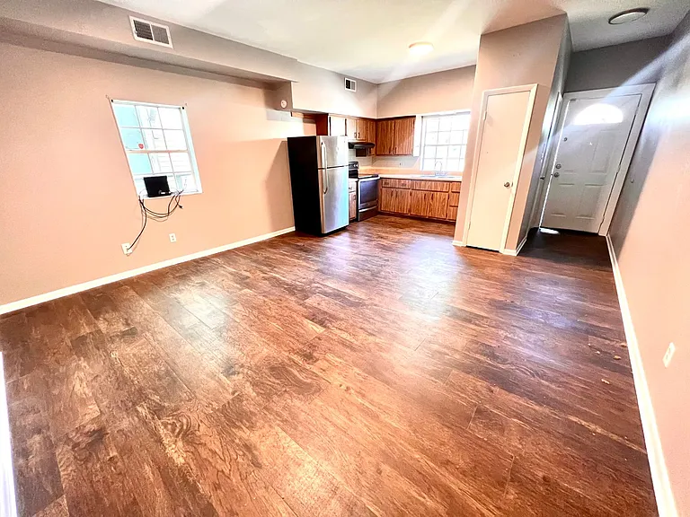 542 5th Avenue (Full Service) — Photo 5