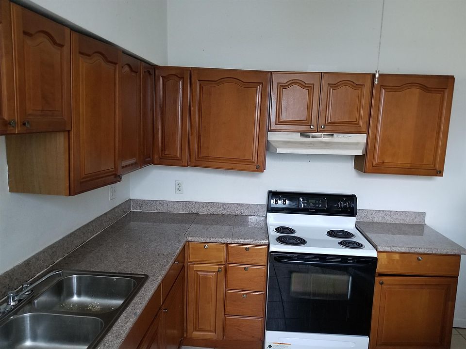2nd image of 2907 Banks St
