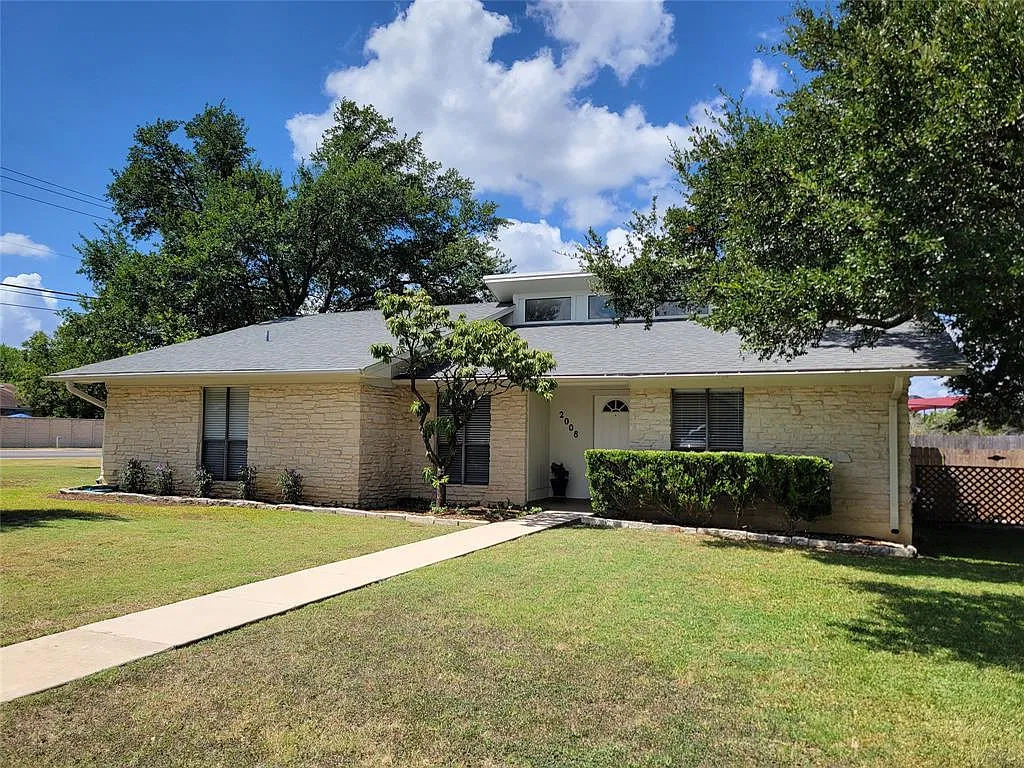 4 bed, 2.0 bath, 1571 sqft, $2,250 — Photo 2