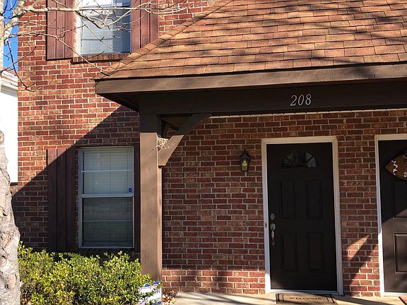 4th image of 208 Edinburg Way