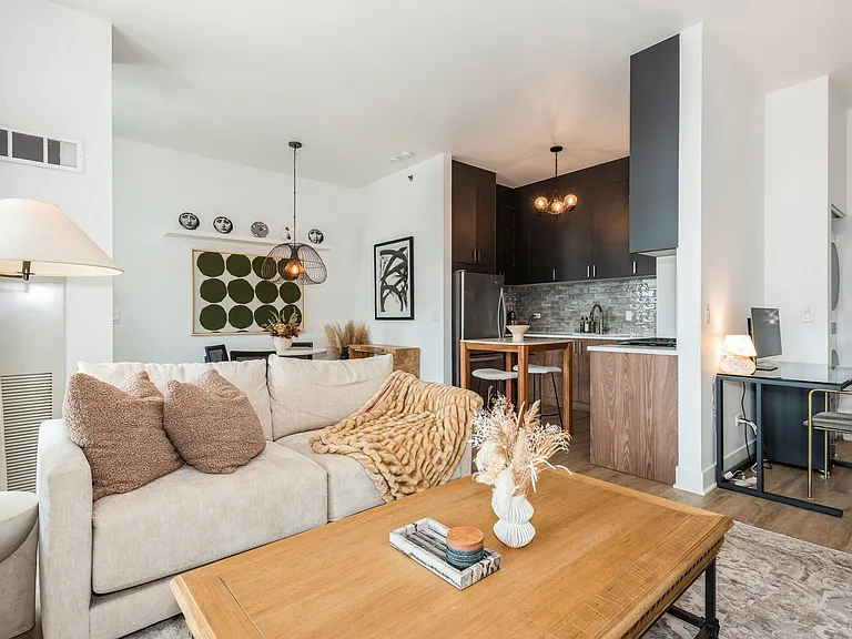 340 W Superior St #1112 — Photo 5