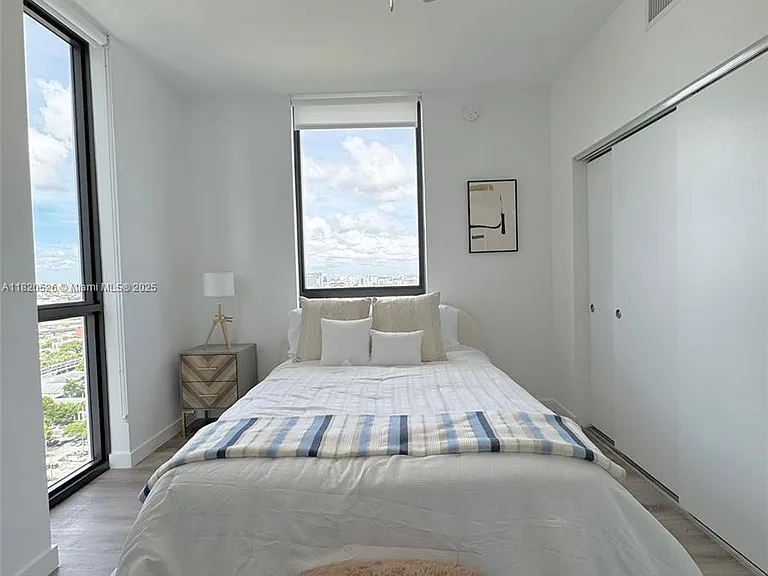 1642 NE 1st Ave #2303 — Photo 9