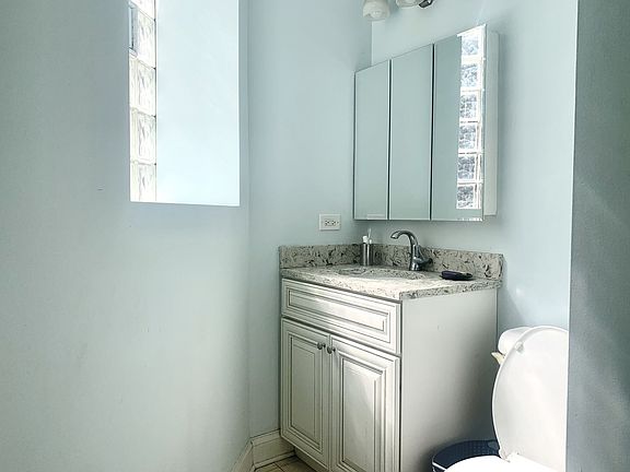3rd image of 924 N Hoyne Ave APT 1E