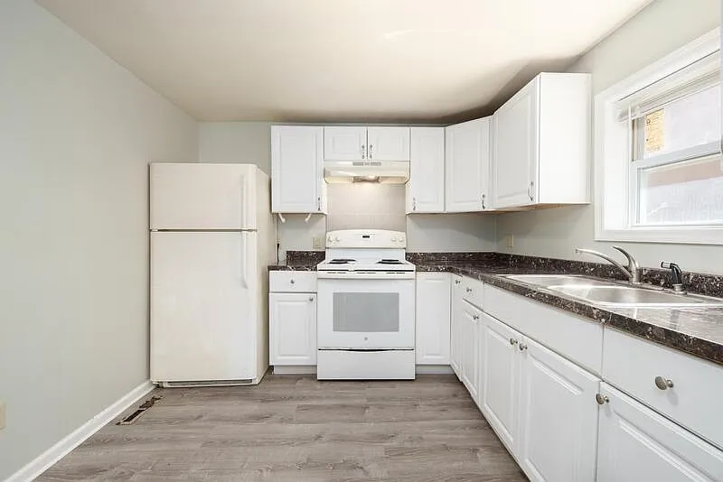 3 bed, 1.0 bath, 1100 sqft, $1,295 — Photo 1