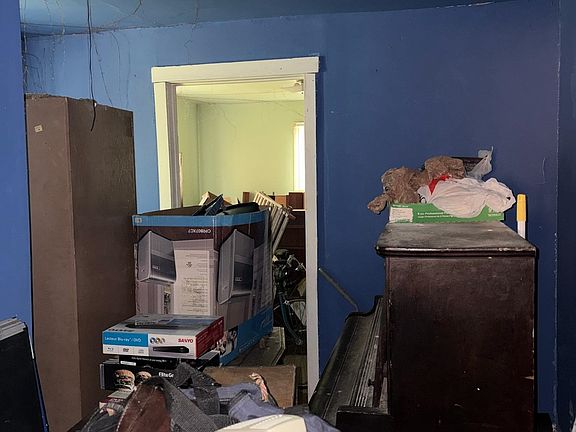 5th image of 736 Alaska St