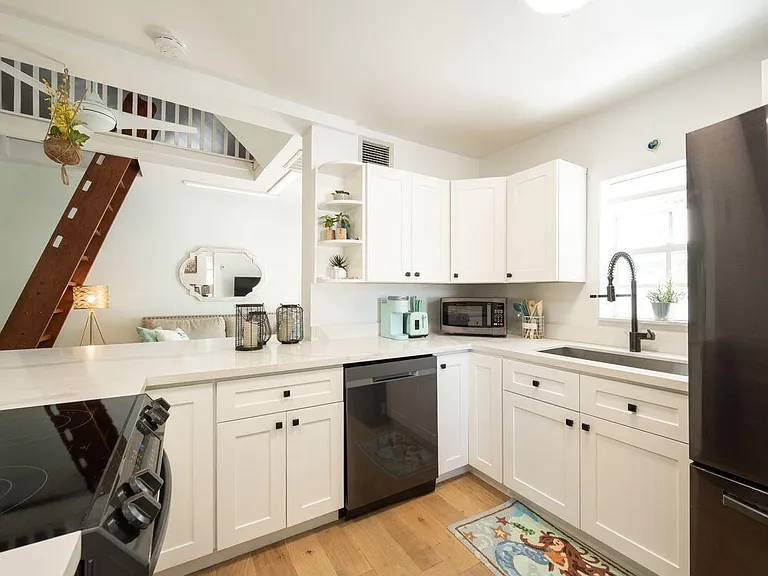 7 Thompson Ln — Photo 6