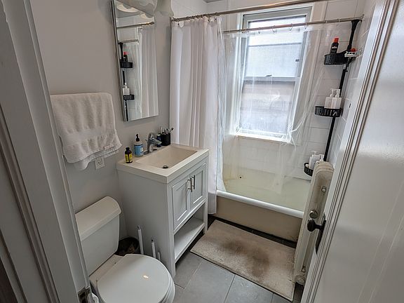 4th image of 1616 W Cornelia Ave #2