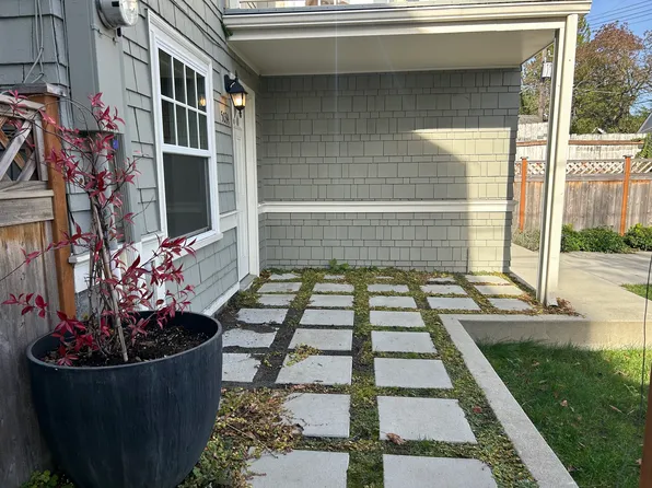 5034 18th Ave NE #B, Seattle, WA 98105