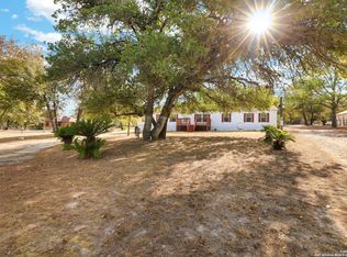 815 Eagle Creek Dr, Floresville, TX 78114