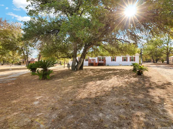 815 Eagle Creek Dr, Floresville, TX 78114