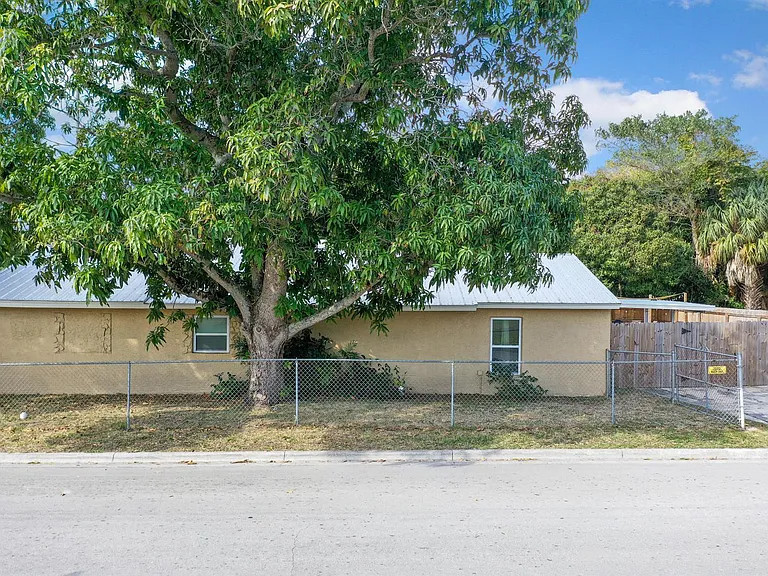 1002 Avenue E — Photo 26