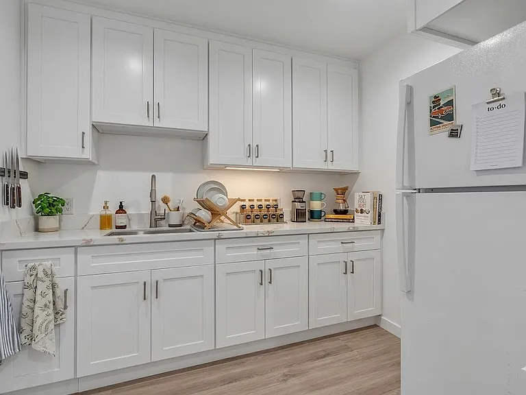 1827 N Van Ness Ave #6 — Photo 8