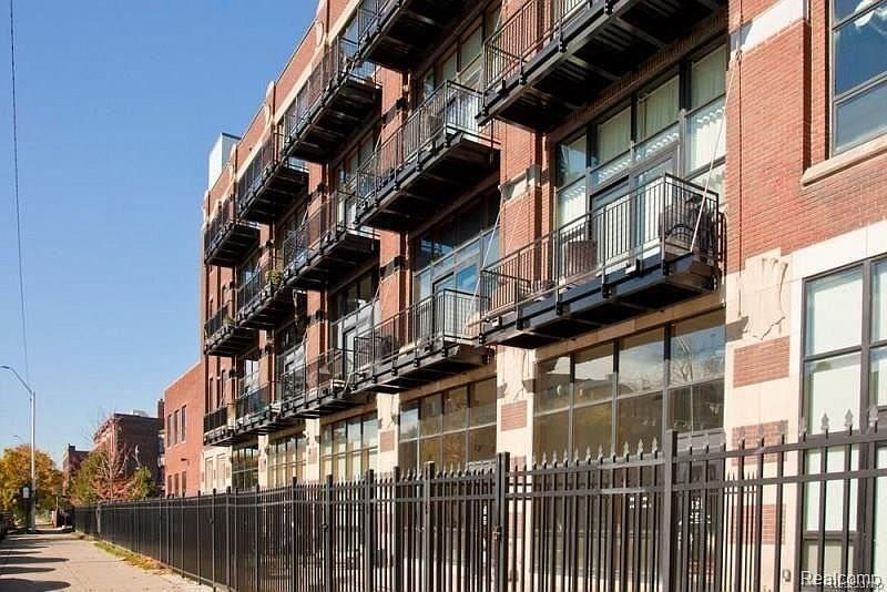 1st image of 444 W Willis St Unit 302