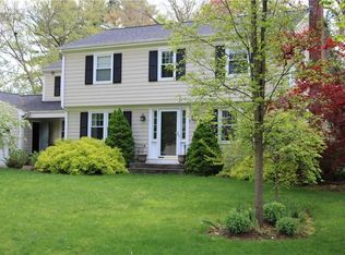 8 Wildflower Rd, Barrington, RI 02806