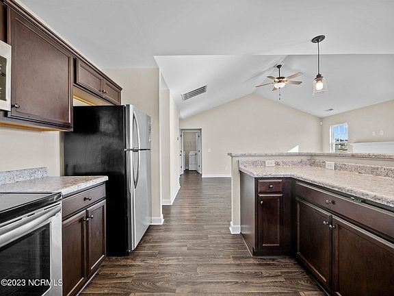 5th image of 100 Woodwater Dr