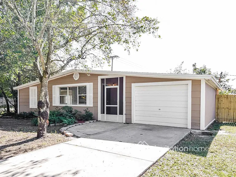 511 Sutton Pl — Photo 2