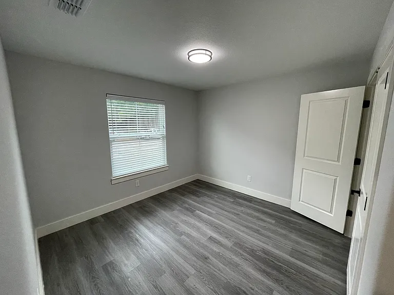 608 E 3rd St #2 — Photo 8