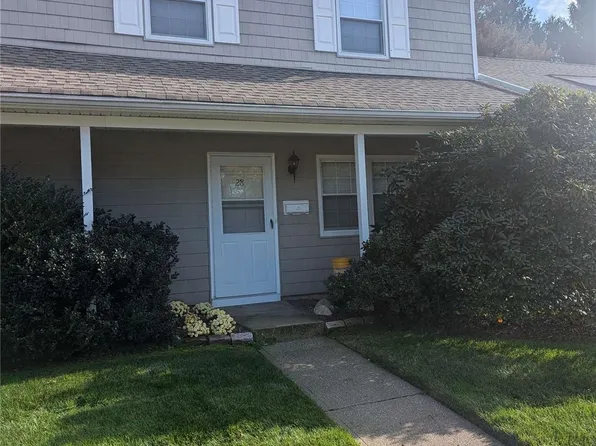 28 Meadow Court #28, Huntington Station, NY 11746
