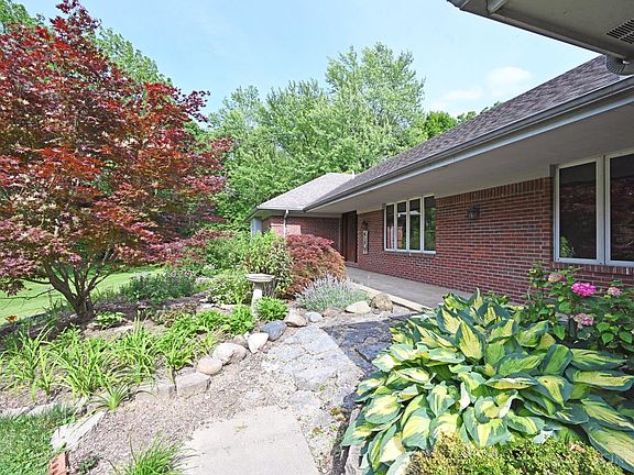 2nd image of 560 Louise Dr
