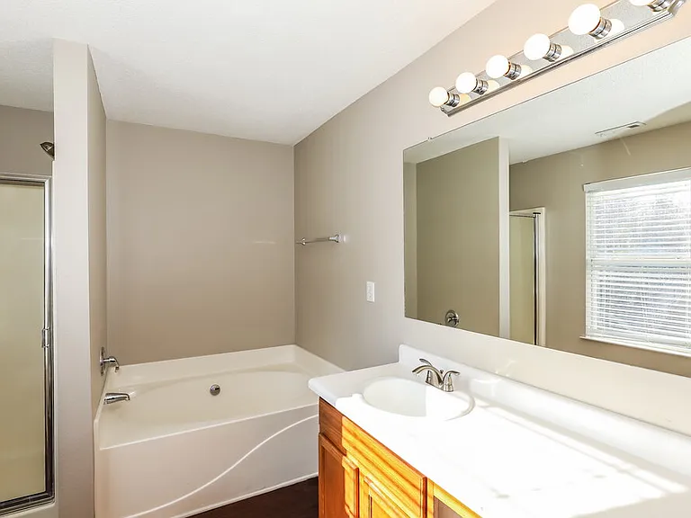 1607 Thornwick Trce — Photo 12