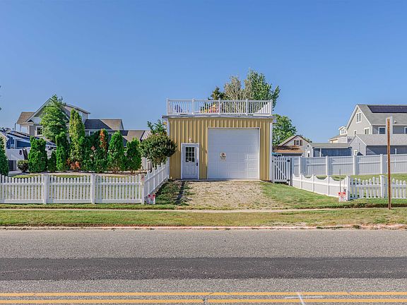 5th image of 721 Atlantic Ave N