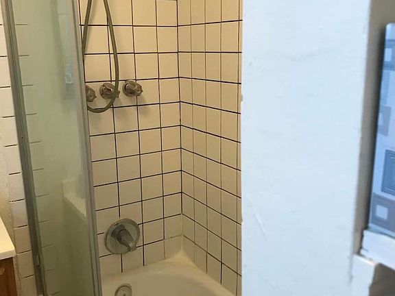 3rd image of 428 E 98th St #428