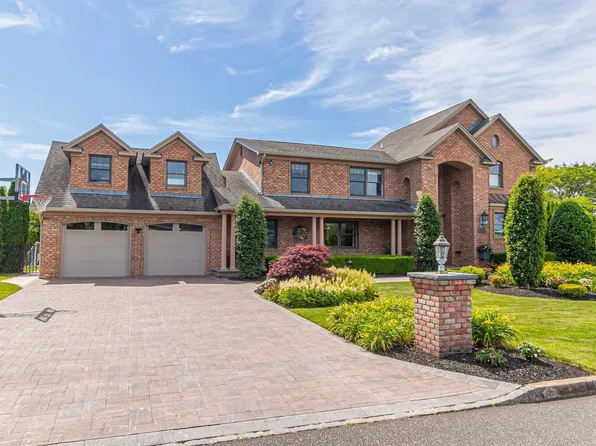 16 Sexton Drive, West Islip, NY 11795