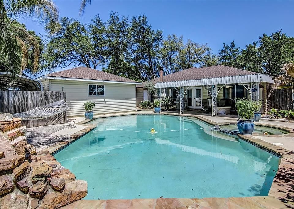 1st image of 4002 Thistlewood Dr