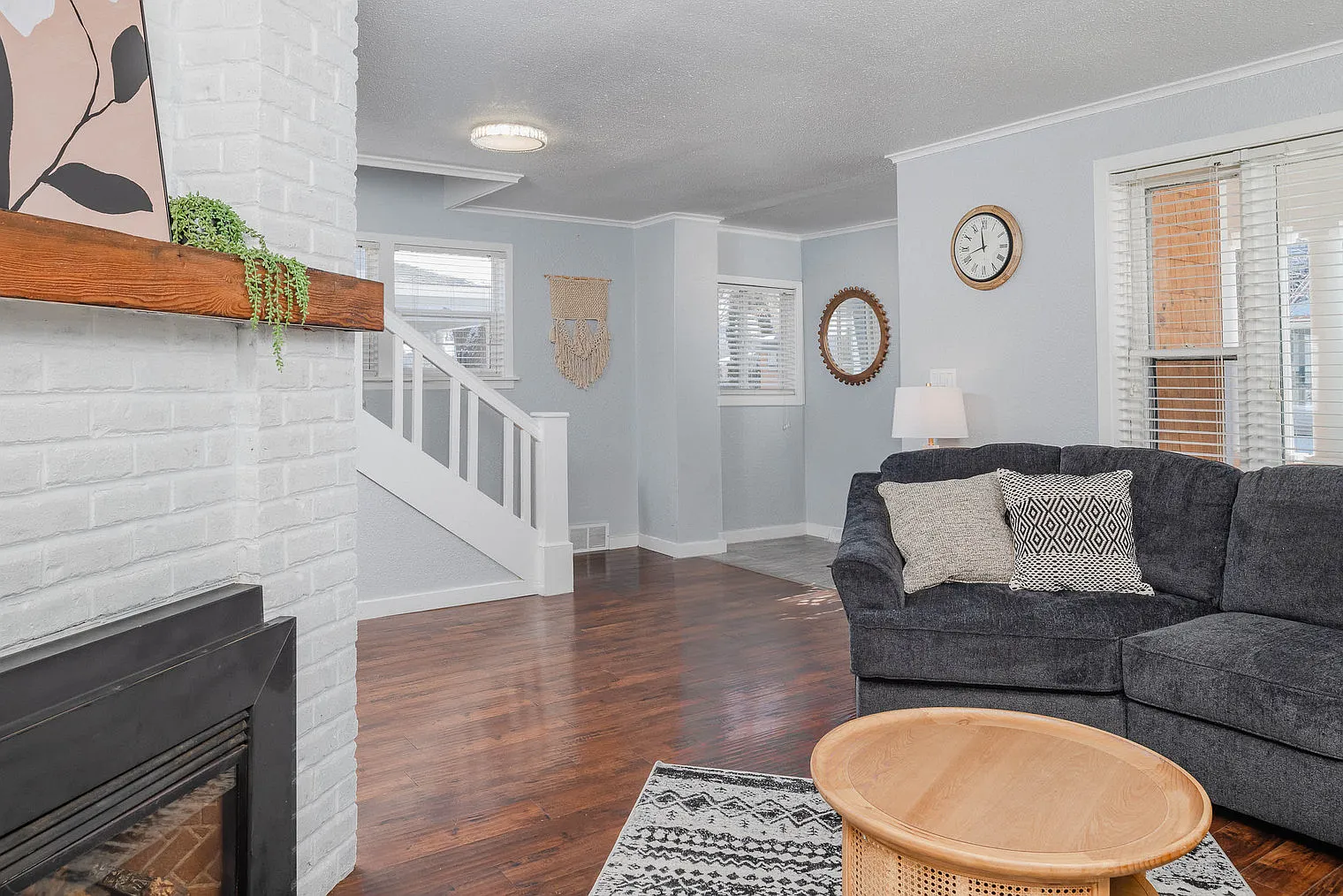 3 bed, 2.0 bath, 1646 sqft, $4,044 — Photo 2