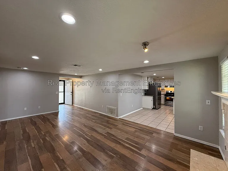 1071 Castlebury Mansion — Photo 3