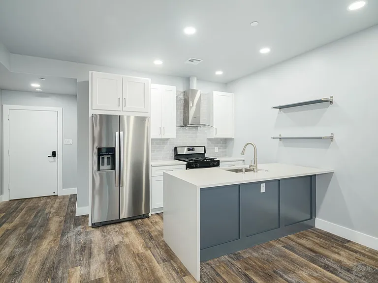 342 W Queen Ln #6 — Photo 2