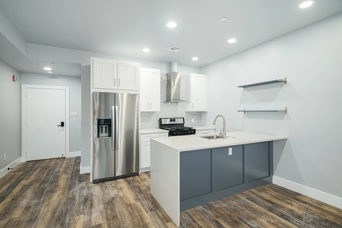 Building Photo - 342 W Queen Ln #6