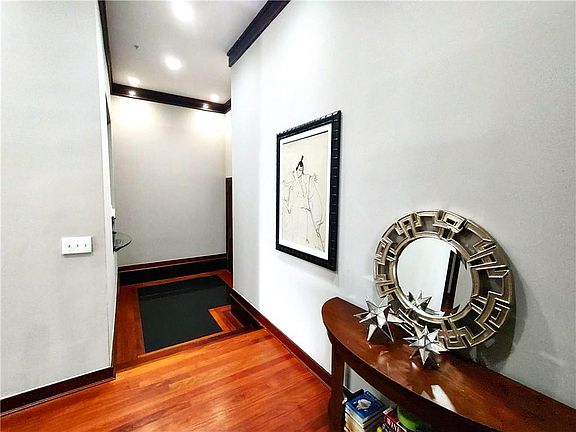 4th image of 3334 Peachtree Rd NE APT 1712