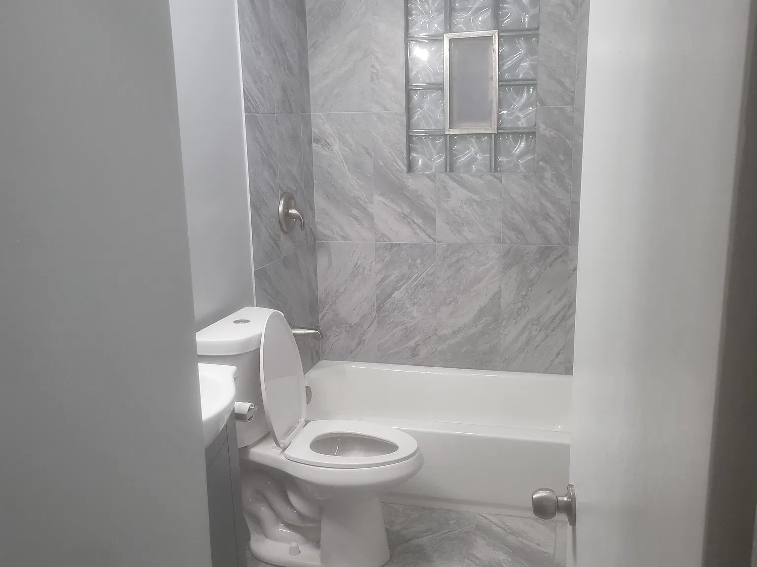 3 bed, 1000 sqft, $1,400 — Photo 3