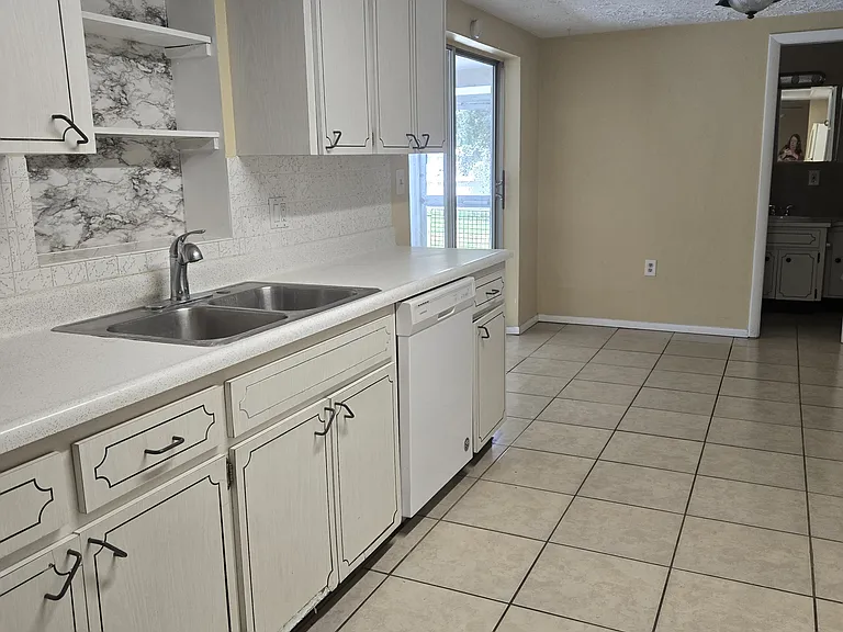 5031 Stardale Dr — Photo 9