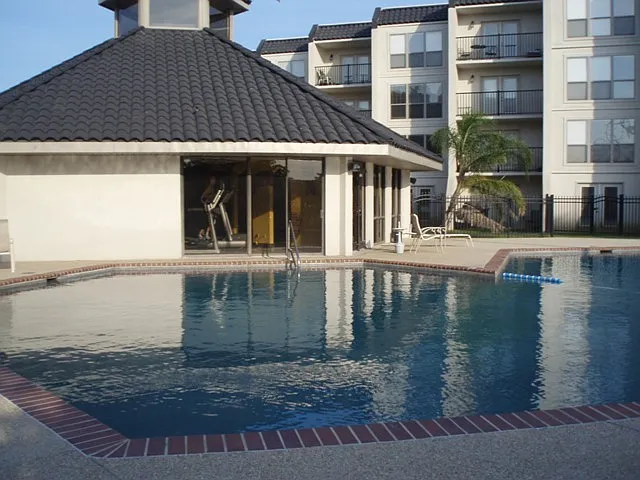 Downtown, gated complex, pool & rec center, 1BR/1BA, w/d/fridge, patio — Photo 3