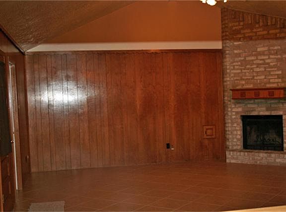3rd image of 1409 Parklink Dr