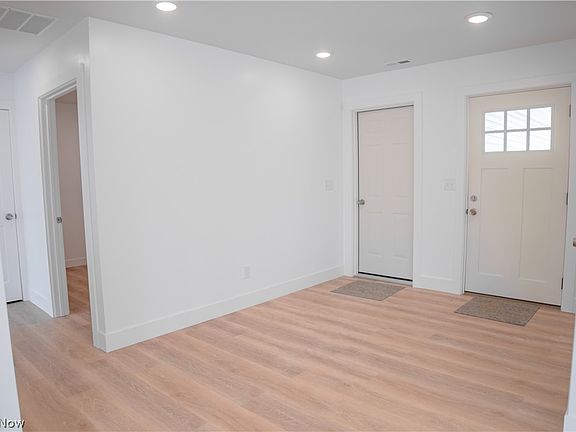 5th image of 135 Brushwood Dr