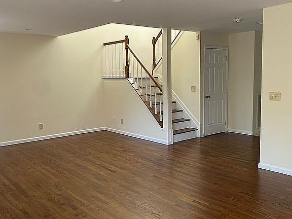 5th image of 270 Pond View Ln