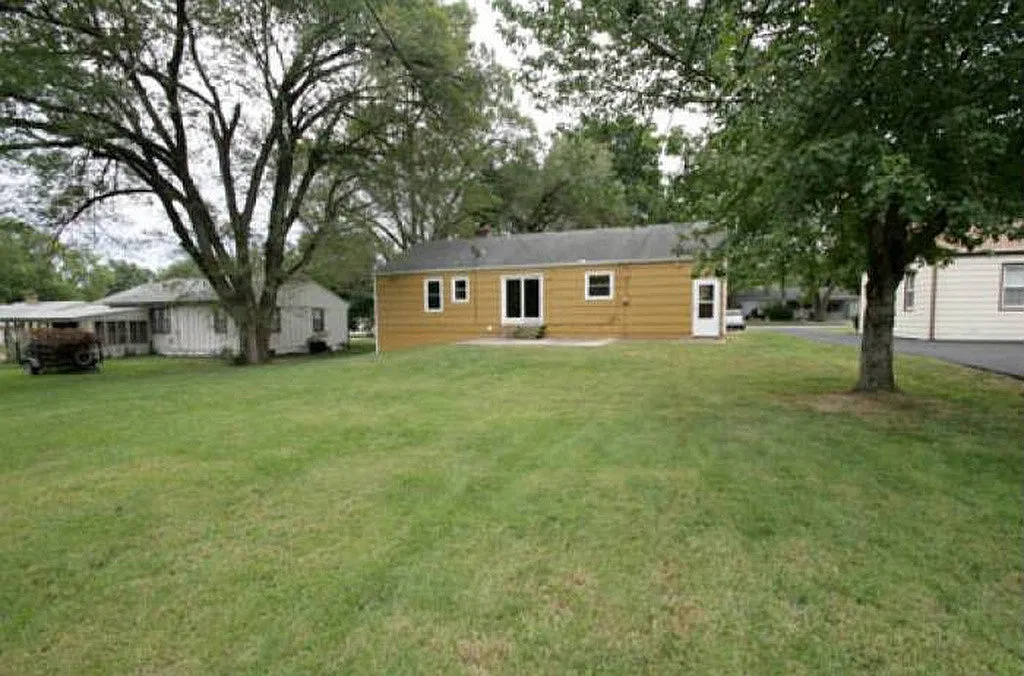 Updated 2 Bedroom House in Raytown-Coming SOON!! — Photo 2