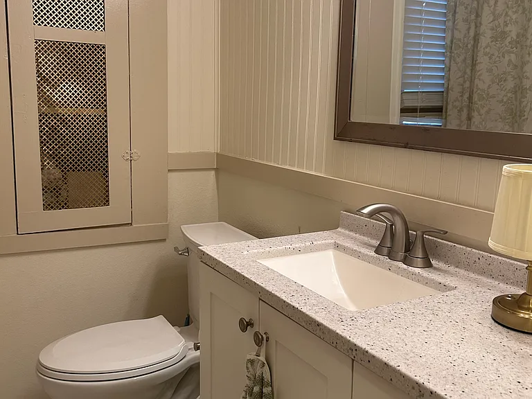Shared bathroom_clean and well-maintained