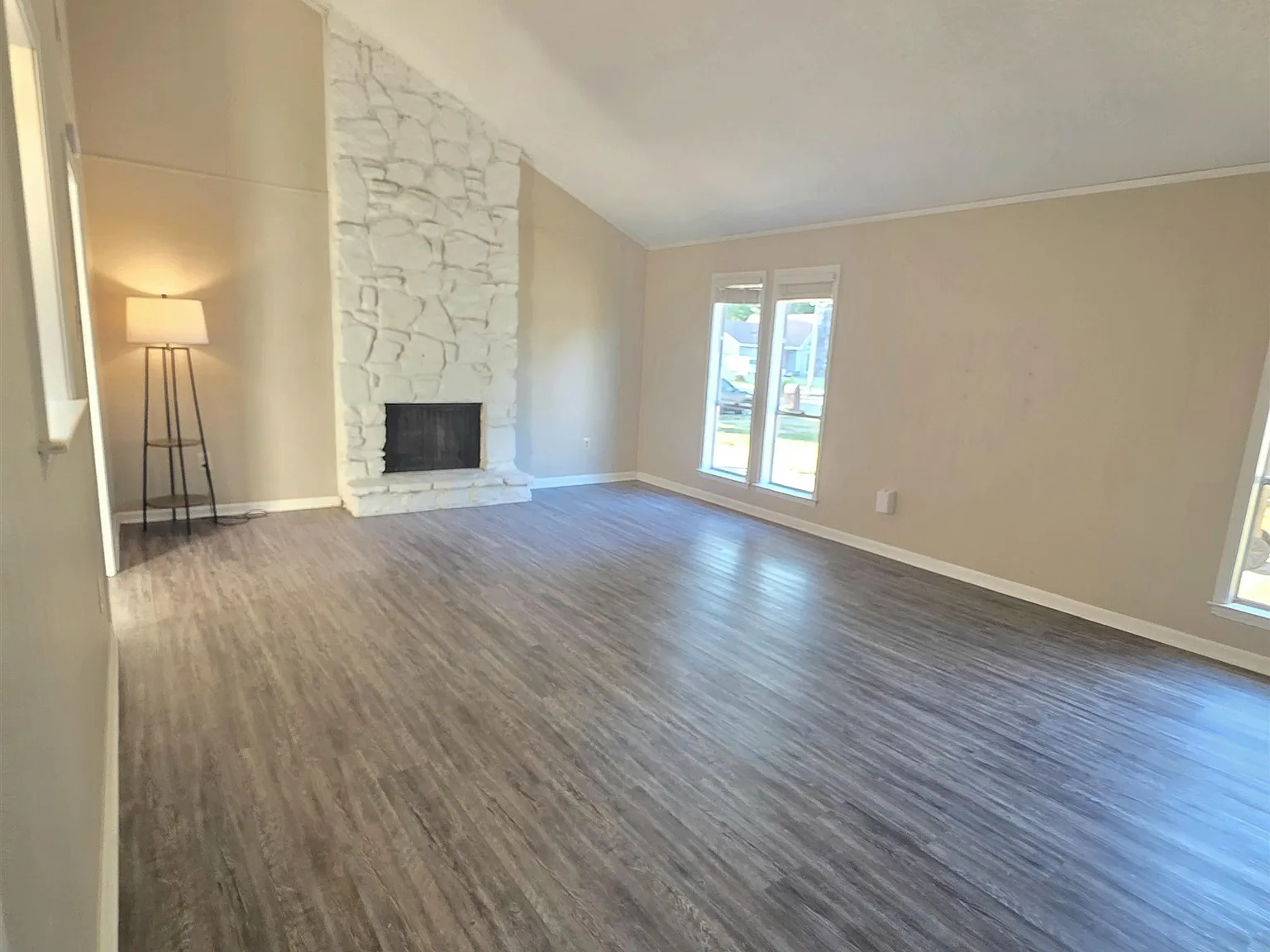 3 bed, 2.0 bath, 1374 sqft, $1,900 — Photo 3