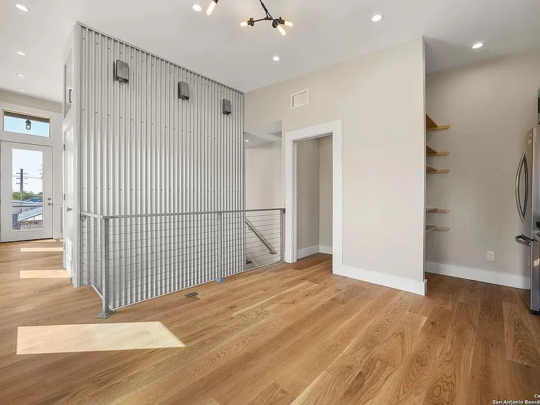 1107 S Cherry St — Photo 2