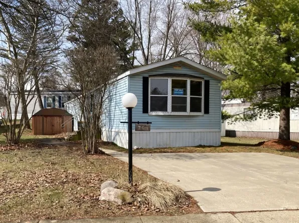 364 Woodland Dr, Oakland, MI 48363