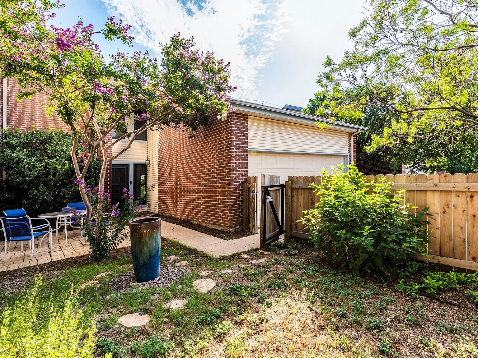 4 bed, 2.0 bath, 1913 sqft, $3,000 — Photo 3
