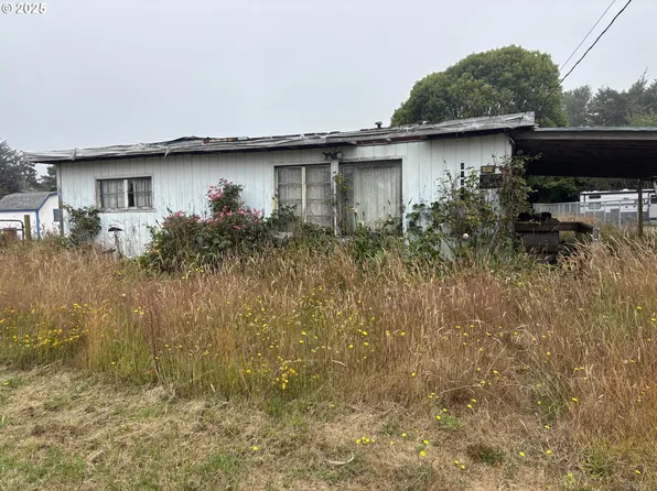 90851 Travis Ln, Coos Bay, OR 97420