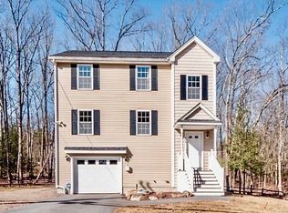 104 Coburn Rd, Tyngsboro, MA 01879