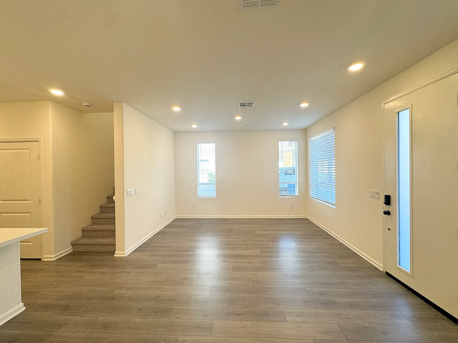 3 bed, 2.5 bath, 1627 sqft, $3,700 — Photo 4