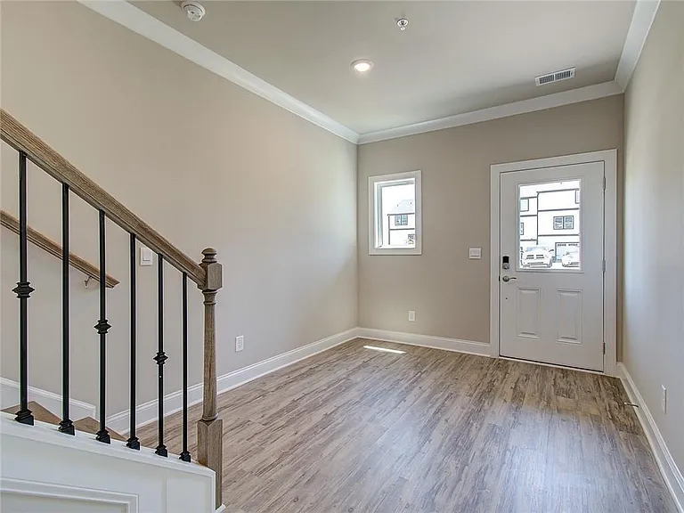 1095 Knoxboro Ln — Photo 3