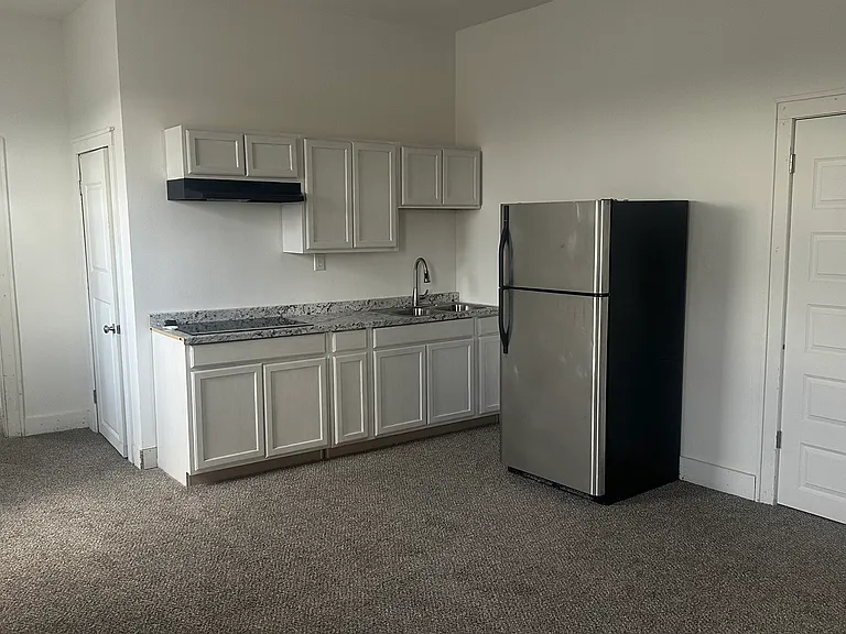 283 S Sam Houston Blvd — Photo 1